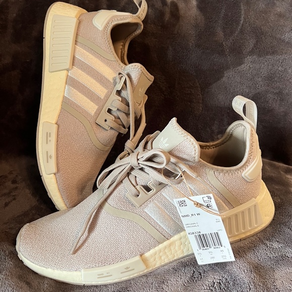 Adidias Women’s size 11 Shoe • NWT - Picture 4 of 4